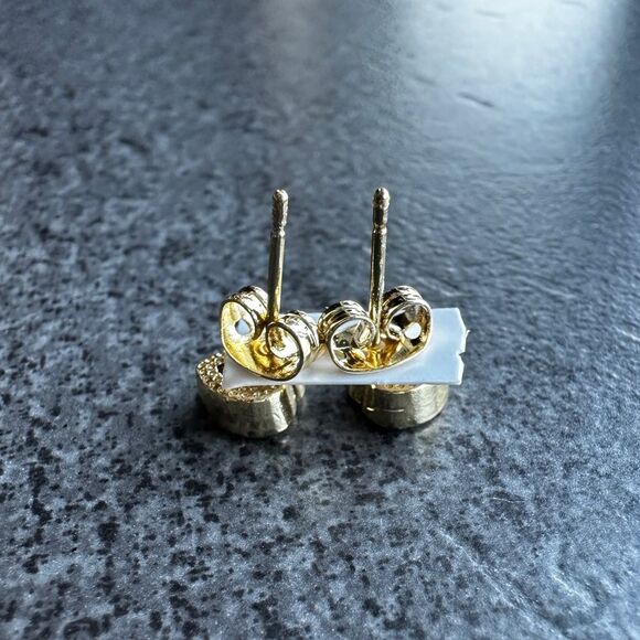 NEW 18K Yellow Gold Light Purple / Lavender Crystal CZ Heart Stud Earrings - Picture 5 of 8